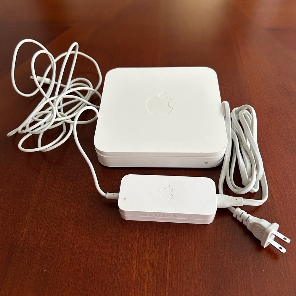 Apple AirPort Extreme Base Station Wireless Router - Picture 5 of 8